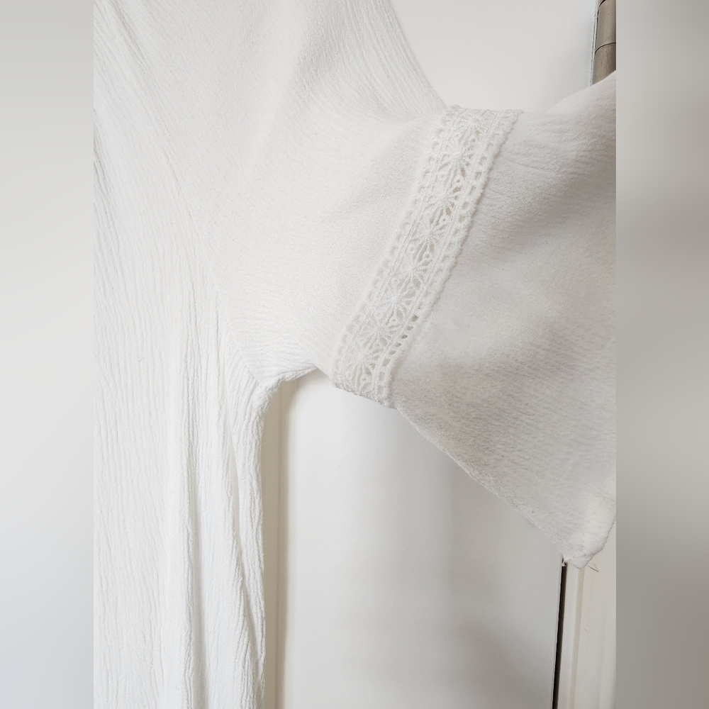 Chic White Button-Down Blouse - Picture 5 of 6
